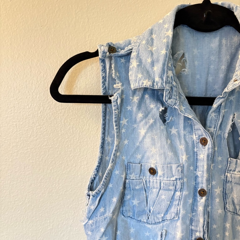 lei | Distressed Sleeveless Button Down with Stars | Size Small - Picture 3 of 7